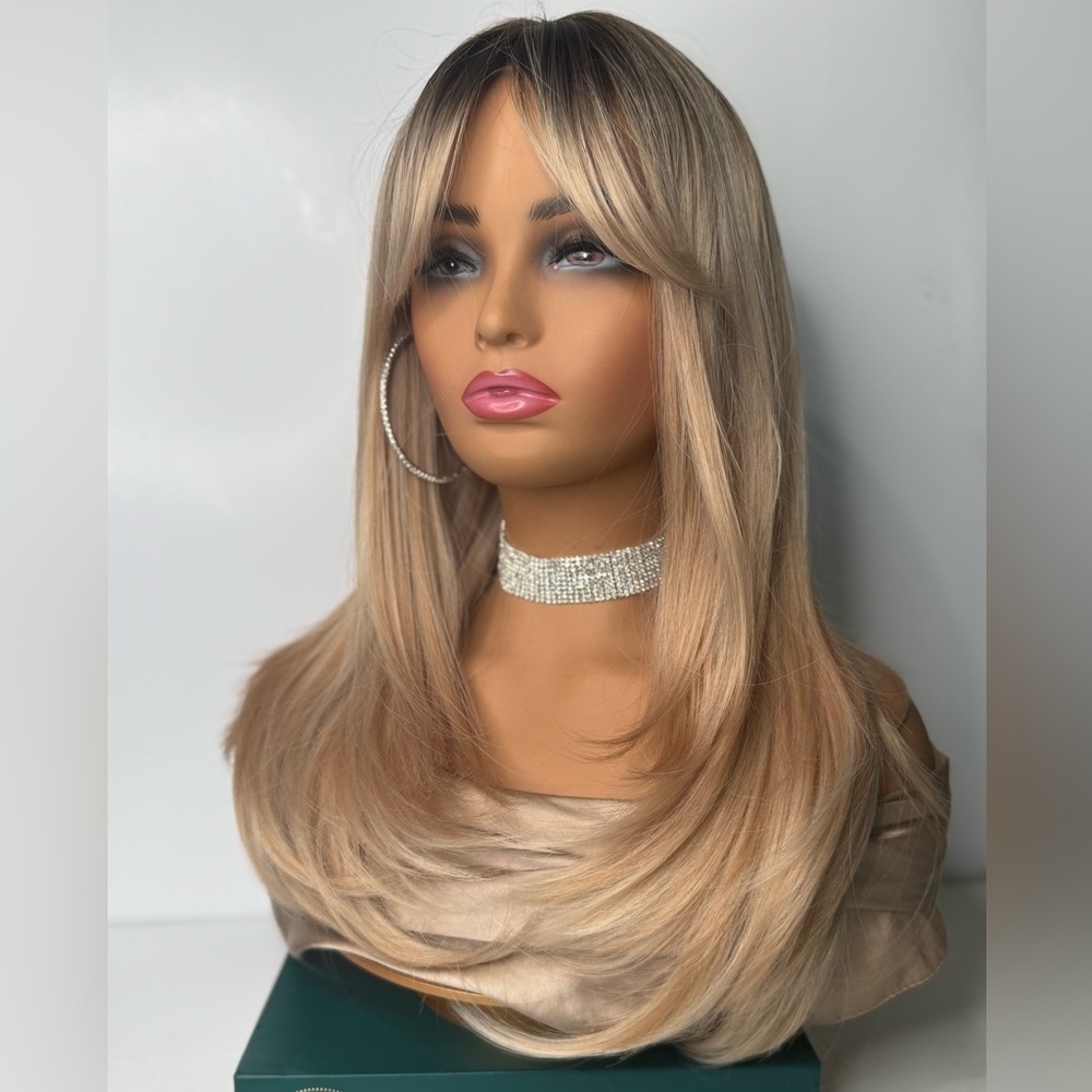 Beautiful Blonde Wig - Picture 1 of 11